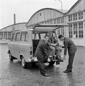128744 Afbeelding van de demonstratie van een ambulancewagen voor oorlogsinvaliden bij een garage te Doorn.